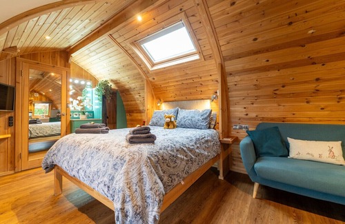 Clitheroe Cabin | Tranquil Luxury: Hot Tub, Firepit, & star galzing window