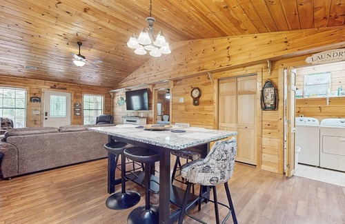 Sevierville Cabin | Tranquil mountain cabin w/game room, large garage & parking for boats and bikes