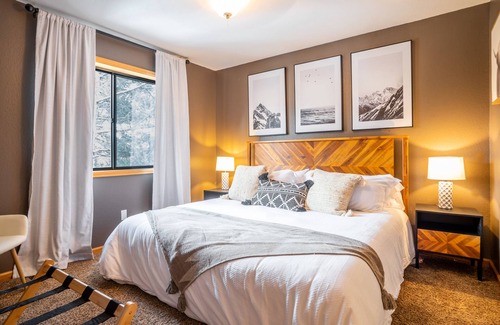 Evergreen House | Tranquil Mountain Escape | Fireplace | Backyard w/ Sauna