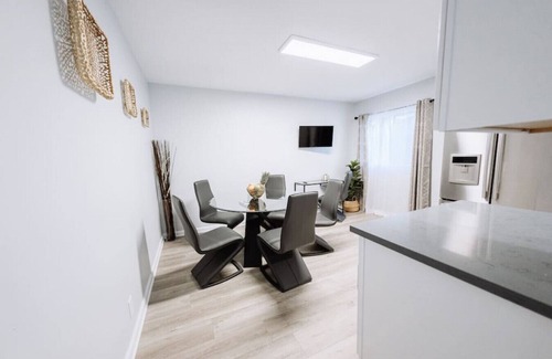 NoHo Arts District House | TRANQUIL NOHO GEM: RENOVATED 2BR TOWNHOME w/PRIVATE FENCED PATIO & PARKING p29