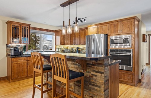 East Kootenay Apartment | Tranquil Pines | Hot Tub | Fire Pit | Playground