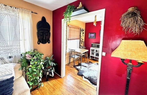 North of Wilshire Apartment | Tranquil, Peaceful Abode. 5 min walk to Montana Street