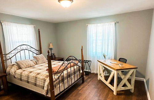 Brookeland Cottage | Tranquil Pine Retreat: Hammocks, Kayaks, Golf, WIFI, and minutes to ramps ⛳️ 🎣🥂