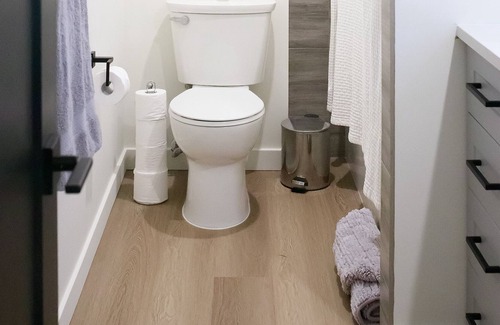 Central Okanagan House | Tranquil Pines 2 BR Guest Suite - Ebikes/scooters & EV Plugin