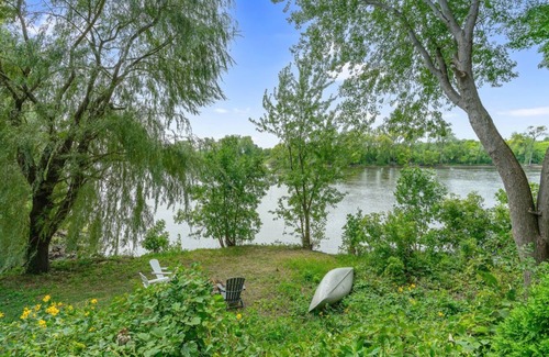 Fridley House | Tranquil property right on the Mississippi River with stunning panoramic views