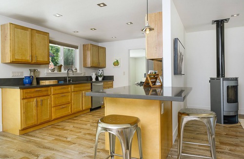 Napa House | Tranquil Renovated Farmhouse bordering Yountville!