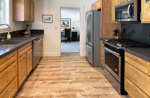 Napa House | Tranquil Renovated Farmhouse bordering Yountville!