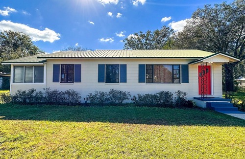 Plant City House | Tranquil Retreat in historic district. Your Home Away from Home.