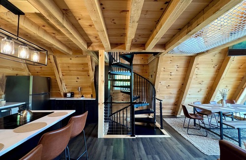 McArthur Cabin | Tranquil retreat nestled in the breathtaking landscape of Hocking Hills.