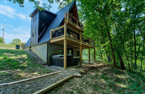 McArthur Cabin | Tranquil retreat nestled in the breathtaking landscape of Hocking Hills.