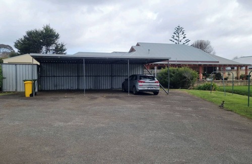 Mira Mar Apartment | Tranquil retreat on Middleton Road, mid-way between the city and the sea!