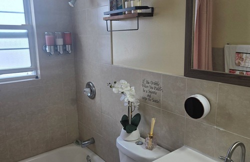 Roosevelt House | Tranquil room and bathroom in a house with AC and central heating system