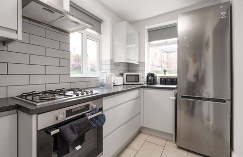 Trafford Apartment | Tranquil & Spacious Hideaway - Pool Table - Hottub