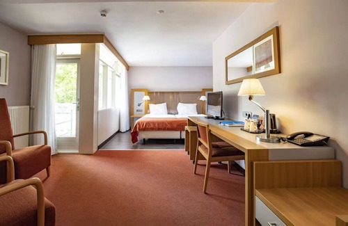Zon en Schild Hotel | Tranquil Stay with Free Parking, Outdoor Terrace & Biking Adventures