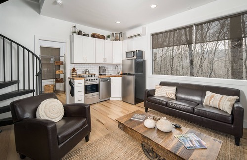 Banner Elk Cottage | Tranquil & Stylish ~ Near Skiing ~ Hot Tub ~ Views