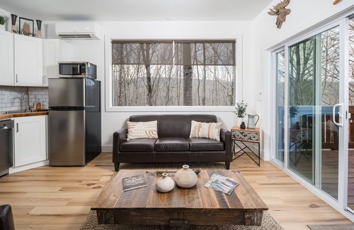 Banner Elk Cottage | Tranquil & Stylish ~ Near Skiing ~ Hot Tub ~ Views