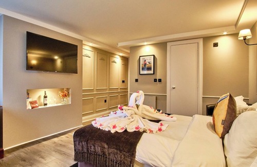 Tyndrum Hotel | Tranquil Tyndrum Lodge with Scenic Views, Garden Walks & Meals Included