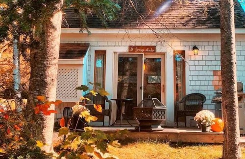 Whitefield House | Tranquil Waterfront Cottage on Private Pond