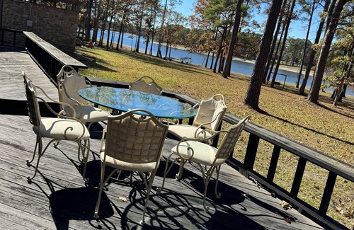 Brookeland House | Tranquil Waterfront Retreat: 4BR/2.5BA Cozy Lakehouse on the Water!