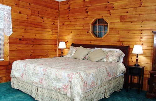 Unicoi House | TRANQUIL WILDWOOD HIDEAWAY SECLUDED HOLLOW, 10 MILES FROM EVERYTHING! SLEEPS 4.