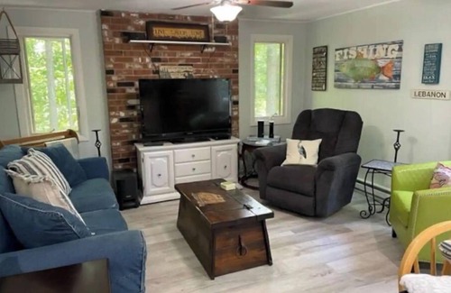 Lebanon House | Tranquility awaits on Amston Lake!