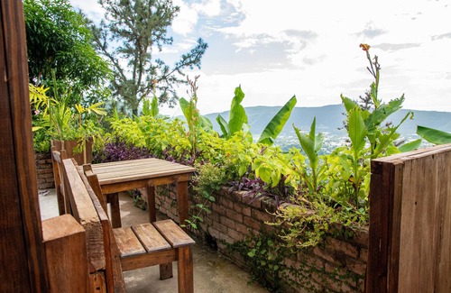 Jack's Hill Apartment | Tranquility Estate - Your Idyll In The Hustle And Bustle Of Kingston