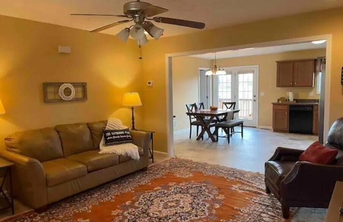 Vine Grove House | Tranquility @ Twin Lakes ~ Minutes to Knox! 3 Bedroom/2 Bath, 3 TVs