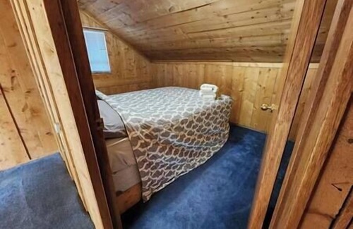 Kenny Lake Cabin | Trapper Cabin: Dog Friendly