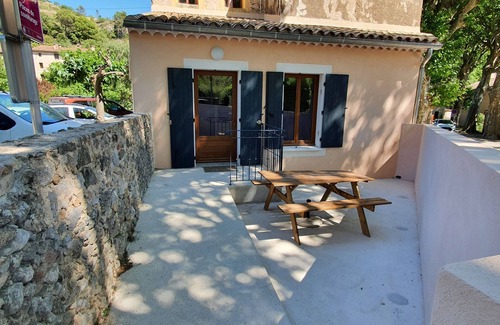 Saint-Jean-de-Bueges Apartment | Tras Castel, apartment 4 places, garden, swimming pool, barbecue, free parking