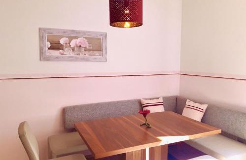 Linz Apartment | Traumapartment Pöstlingberg, reservierter Parkplatz, 4 Schlafzimmer