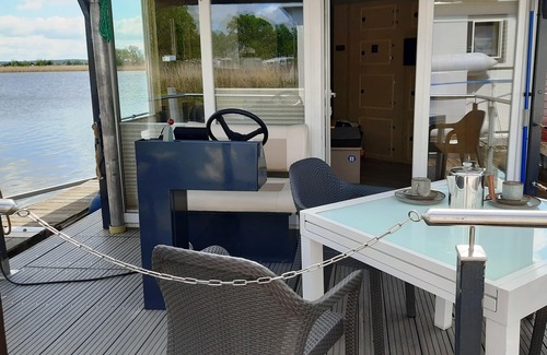 Havelsee House | Traumhaus auf dem Wasser – Modernisiertes Hausboot 13 x 4 m