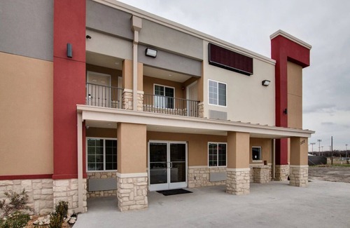 Fort Worth Hotel | Travel on a Budget: Room w/Kitchenette Free Breakfast, Free Wi-Fi