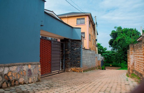 Kampala Apartment | Travel Sanctuary Residence L- ideal Couple Luxury Suite with Kitchenet.