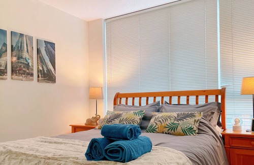 Crosstown Apartment | Traveler escape One Bed in DT Vancouver w/ wifi/pool/hot tub / skytrain
