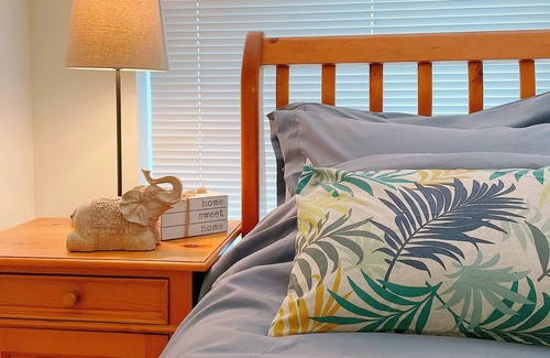 Crosstown Apartment | Traveler escape One Bed in DT Vancouver w/ wifi/pool/hot tub / skytrain