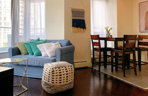 Crosstown Apartment | Traveler escape One Bed in DT Vancouver w/ wifi/pool/hot tub / skytrain