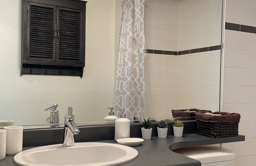 Crosstown Apartment | Traveler escape One Bed in DT Vancouver w/ wifi/pool/hot tub / skytrain