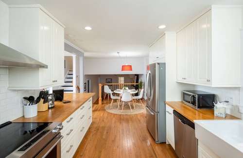 McAlpine House | Traveler's Dream Home ★ 5BR KING BED Luxe Getaway