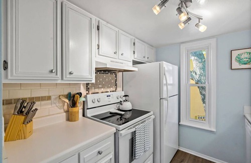 Bayview Condo | Traveler's Paradise! 1/1 Condo W/D Private Beach!