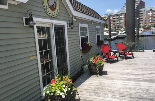 Charlestown Boat Rental | Travelers Choice Best of Boston Houseboat Suite 2!