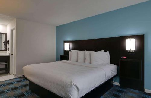 Calhoun Hotel | Travelodge by Wyndham Calhoun South I-75