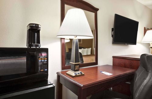 La Porte Hotel | Travelodge by Wyndham La Porte/Michigan City Area