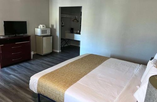 Benton Tract Hotel | Travelodge by Wyndham Redding CA