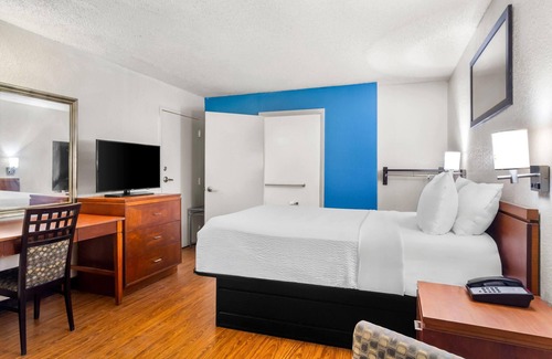 MacClenny Hotel | Travelodge Suites by Wyndham MacClenny/I-10