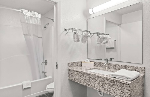 MacClenny Hotel | Travelodge Suites by Wyndham MacClenny/I-10