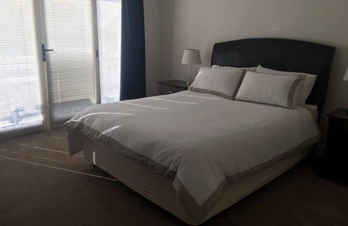 Wagga Wagga House | Travers Street Apartment with FREE Wi-Fi