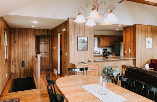 Logan Ski Chalet | Travis Lodge, 4 BR Lodge with Great View and Hot Tub