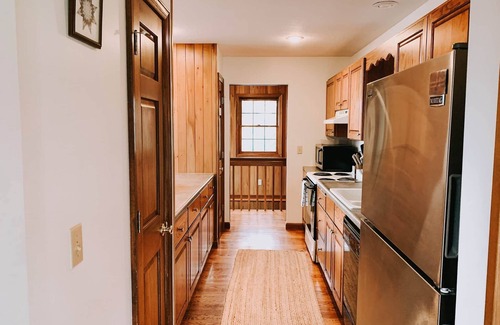 Logan Ski Chalet | Travis Lodge, 4 BR Lodge with Great View and Hot Tub