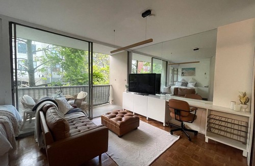 Kings Cross Apartment | Tree-Adorned Studio by the Water