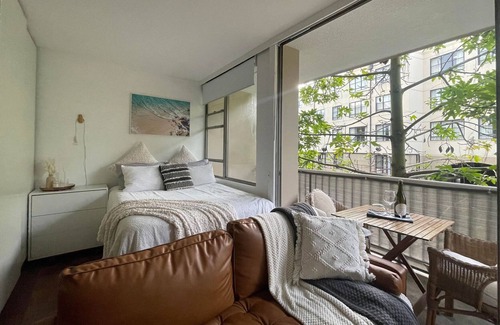 Kings Cross Apartment | Tree-Adorned Studio by the Water